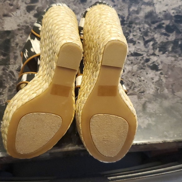 Sz. 6 peep toe Wedges- never worn - Picture 3 of 4